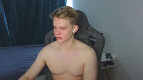 Snapshot of meow_mickey chatting on 02.21.26 Mickey online show from 02.21.26