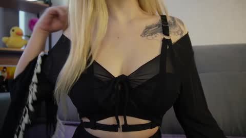 Snapshot of meow_rinnie chatting on 02.18.25 My links --- online show from 02.18.25