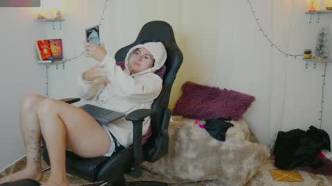 Snapshot of merida_bell18 chatting on 12.04.24 Merida Bell online show from 12.04.24