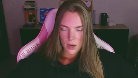 Snapshot of merry_dancers_ chatting on 11.16.25 Susan online show from 11.16.25