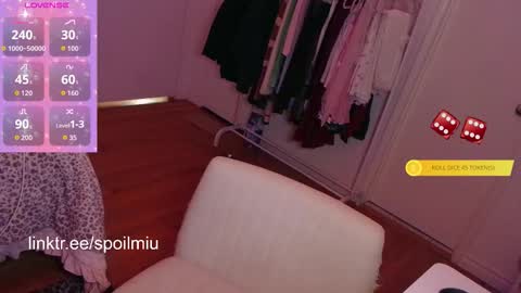 Snapshot of mew2wo chatting on 11.22.25 mew2wo online show from 11.22.25