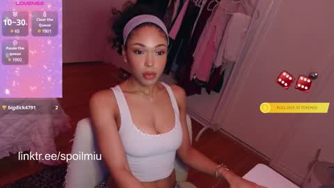 Snapshot of mew2wo chatting on 11.24.25 mew2wo online show from 11.24.25