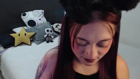 Snapshot of mia_adams_red chatting on 09.11.25 mia online show from 09.11.25