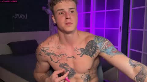 Snapshot of mia_andre chatting on 09.24.25 Andre and Mia online show from 09.24.25