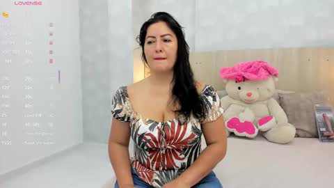 Snapshot of mia_aristizabal chatting on 09.21.25 Mia Aristizabal online show from 09.21.25