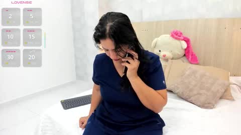 Snapshot of mia_aristizabal chatting on 11.25.25 Mia Aristizabal online show from 11.25.25