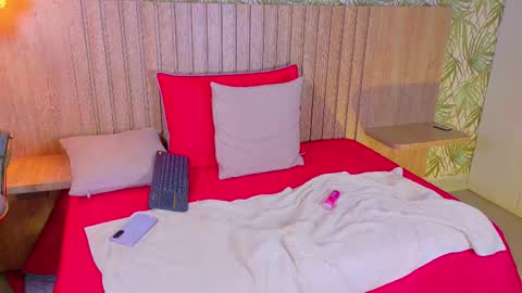 Snapshot of mia_cullens chatting on 12.05.25 Mia online show from 12.05.25