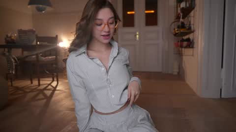 Snapshot of mia_dynasty chatting on 10.29.25 Mia online show from 10.29.25