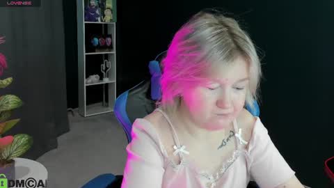 Snapshot of mia_ferd chatting on 06.12.26 Mia online show from 06.12.26
