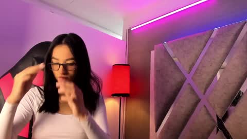 Snapshot of mia_fowler7 chatting on 11.12.25 MIA online show from 11.12.25