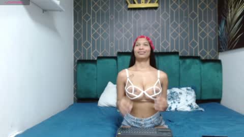 Snapshot of mia_kleim chatting on 12.13.24 MIA KLEIM online show from 12.13.24