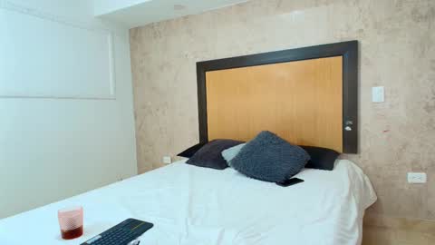 MIALOPEZ      .     Y      .      online show from 02.10.25