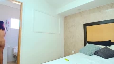 MIALOPEZ      .     Y      .      online show from 02.20.25