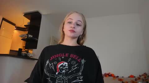 Snapshot of mia_meows chatting on 09.17.25 Mia here Appreciate your support online show from 09.17.25