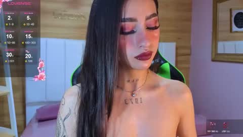 Snapshot of mia_ponce_a chatting on 11.25.25 MIA online show from 11.25.25