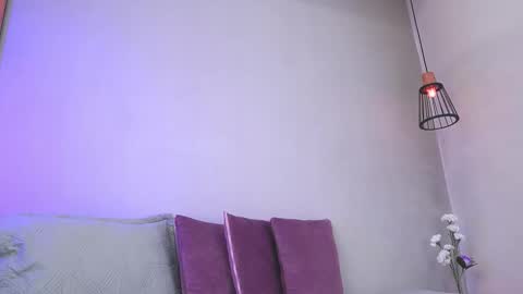 Mia Reeves online show from 12.18.25