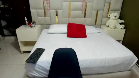 Snapshot of mia_scarlet69 chatting on 04.25.26 MIA HOT online show from 04.25.26