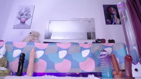 Mia  online show from 01.08.25