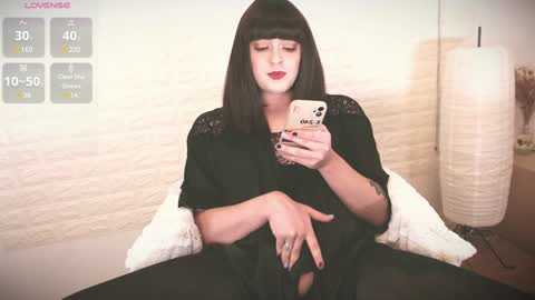 mia_wallase online show from 02.01.25