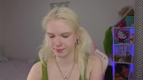 Snapshot of mia_waterlily chatting on 04.22.26 Mia online show from 04.22.26
