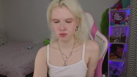 Snapshot of mia_waterlily chatting on 04.27.26 Mia online show from 04.27.26