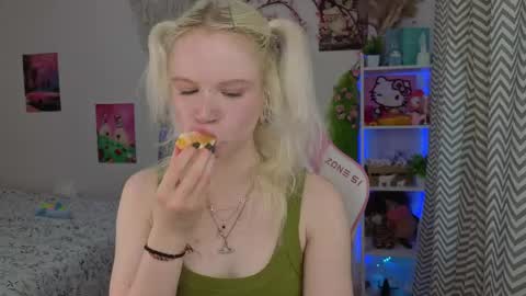 Snapshot of mia_waterlily chatting on 05.09.26 Mia online show from 05.09.26