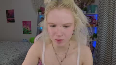 Snapshot of mia_waterlily chatting on 05.12.26 Mia online show from 05.12.26
