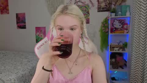 Snapshot of mia_waterlily chatting on 05.13.26 Mia online show from 05.13.26