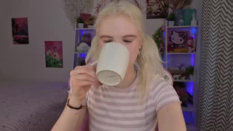 Snapshot of mia_waterlily chatting on 05.16.26 Mia online show from 05.16.26