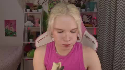 Snapshot of mia_waterlily chatting on 05.23.26 Mia online show from 05.23.26