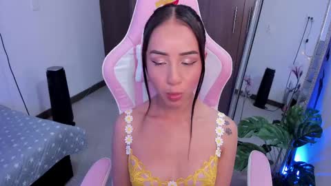 mia  nicolle online show from 03.05.25