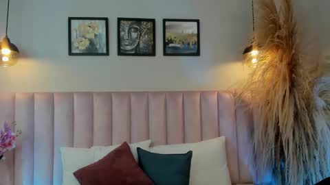 Mia online show from 12.16.25