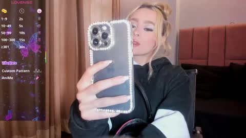 MiaCarper online show from 04.11.26