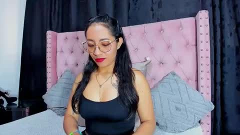 Snapshot of miadivinehyh chatting on 05.19.26 miadivinehyh online show from 05.19.26