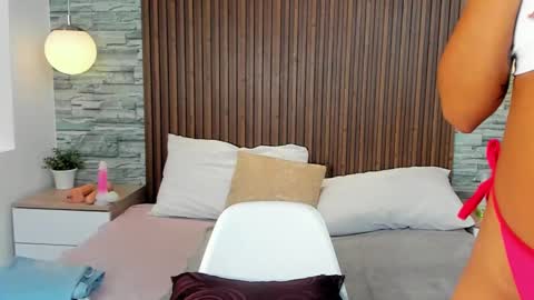 Snapshot of miagomezx chatting on 09.17.25 miagomezx online show from 09.17.25