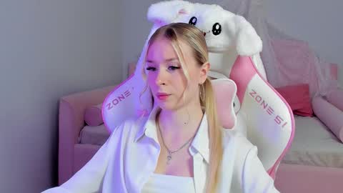 Mia online show from 09.20.25