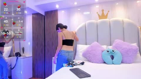 Snapshot of miah_skinny chatting on 05.23.26 Mia online show from 05.23.26