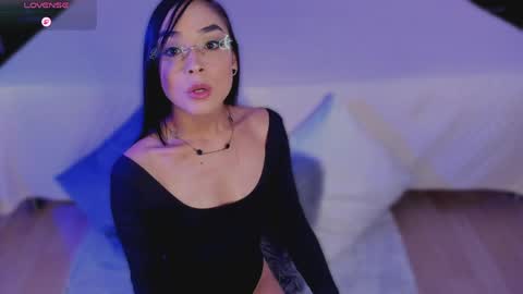 Mia Larouse online show from 04.07.26