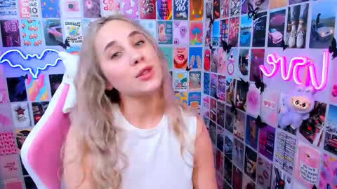 Snapshot of miamilas chatting on 12.16.25 miamilas online show from 12.16.25