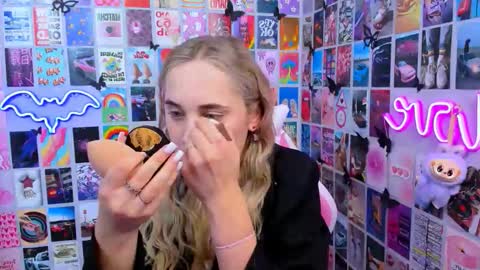 Snapshot of miamilas chatting on 12.18.25 miamilas online show from 12.18.25