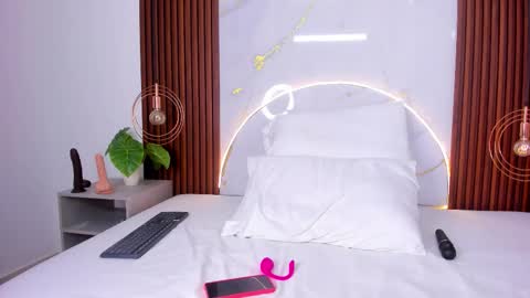 Snapshot of miamiller69 chatting on 10.01.25 Mia online show from 10.01.25