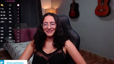 Snapshot of miaportman chatting on 12.30.24 MIAPORTMANN online show from 12.30.24