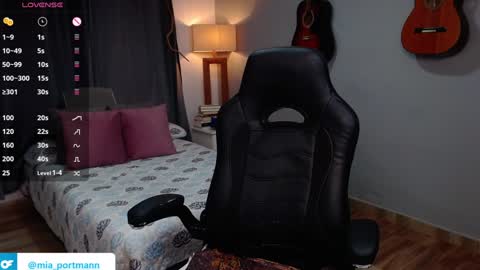 Snapshot of miaportman chatting on 01.03.25 MIAPORTMANN online show from 01.03.25