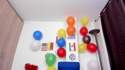 Snapshot of miarobertsmilf chatting on 06.12.26 Mia Milf online show from 06.12.26