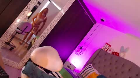 Mia Romanove online show from 04.12.26