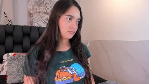 Snapshot of miavelvet1 chatting on 04.19.26 miavelvet1 online show from 04.19.26