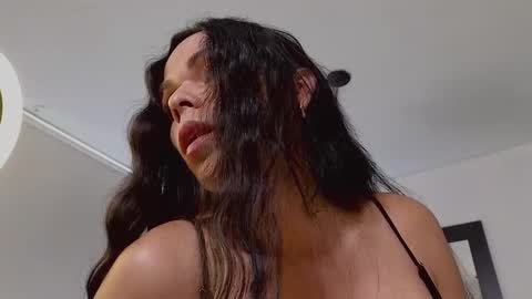 Snapshot of miavero chatting on 02.05.25 Mia online show from 02.05.25