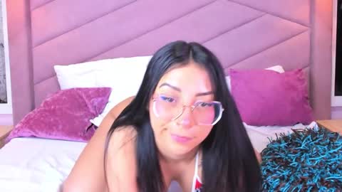 MiaWeiss online show from 12.04.25