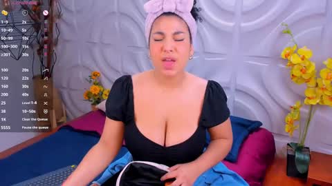 Snapshot of miawoderfull chatting on 01.04.25 Mia online show from 01.04.25