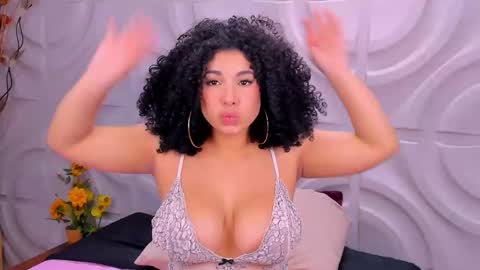 Snapshot of miawoderfull chatting on 01.06.25 Mia online show from 01.06.25